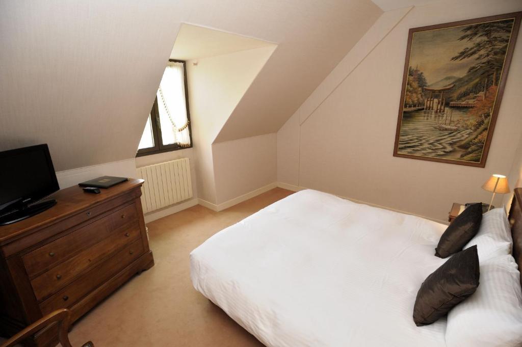 Hotel Logis Le Relais De La Poste Neuvéglise Oda fotoğraf