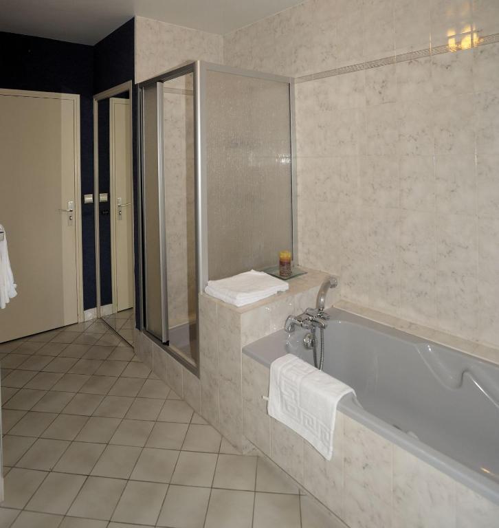 Hotel Logis Le Relais De La Poste Neuvéglise Oda fotoğraf