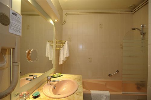 Hotel Logis Le Relais De La Poste Neuvéglise Dış mekan fotoğraf