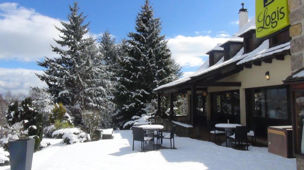 Hotel Logis Le Relais De La Poste Neuvéglise Dış mekan fotoğraf
