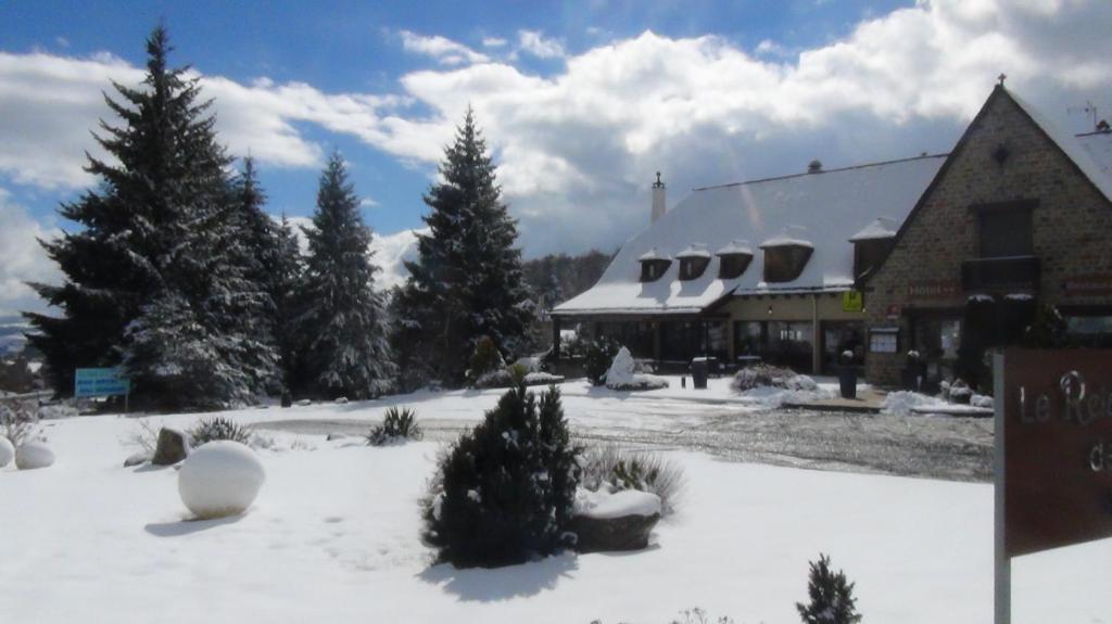 Hotel Logis Le Relais De La Poste Neuvéglise Dış mekan fotoğraf