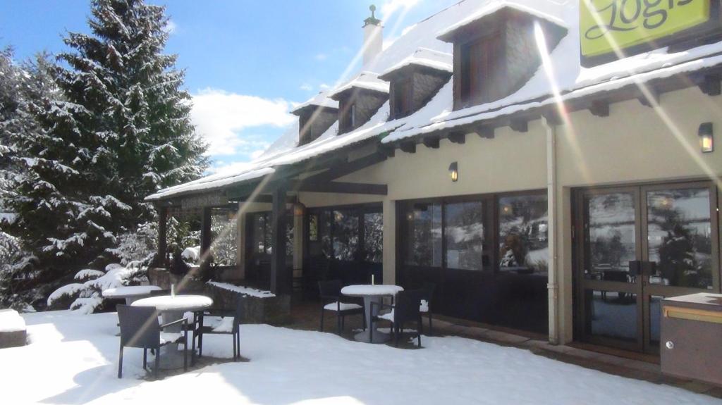 Hotel Logis Le Relais De La Poste Neuvéglise Dış mekan fotoğraf
